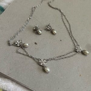 Women’s vintage necklace and earrings set